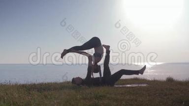 健康的生活方式，瑜伽双人正在草地上做运动，享受大自然，海洋的<strong>清</strong>新空气